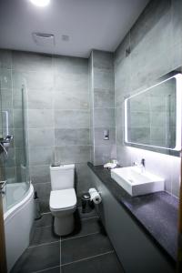 Castlereagh拉莫酒店&乡村俱乐部的浴室配有白色卫生间和盥洗盆。