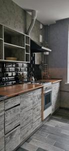 苏梅Loft style apartments in the center的厨房配有木制橱柜和炉灶。