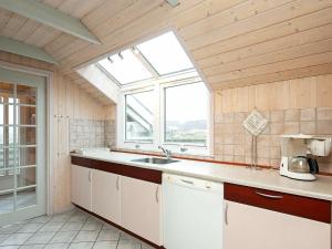 森讷维6 person holiday home in Ringk bing的厨房设有水槽和窗户。