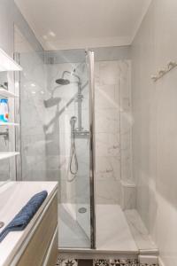亚眠Les Augustins的浴室里设有玻璃门淋浴