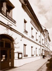 兹沃伦学术酒店的一张旧黑白相间的建筑照片