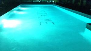 索维拉Camping & Hôtel Le Calme的一个灯光亮的游泳池