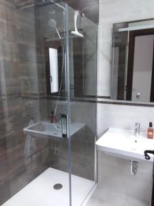 隆达Casa Clavero的一间带玻璃淋浴和水槽的浴室
