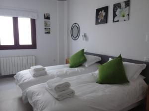 隆达Casa Clavero的配有两张床铺的绿色和白色毛巾