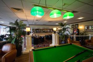 泰恩河畔纽卡斯尔大不列颠纽卡尔斯机场酒店的酒吧设有一张带绿色灯光的台球桌