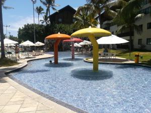 嘎林海斯港Marulhos Resort Porto De Galinhas的游泳池中间设有遮阳伞