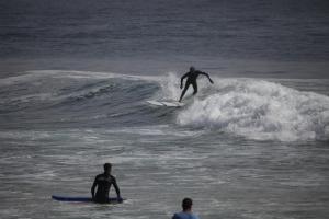 塔哈佐特Tayought Surf House的海浪冲浪的人