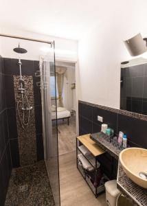 博尔戈马内罗Loft & Espace Maison 1706 Lago Orta的带淋浴和盥洗盆的浴室