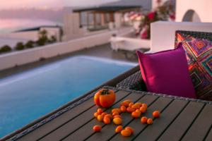 易莫洛林Abelonas Retreat的坐在游泳池旁桌子上的一大堆橘子