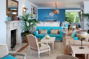 卡斯卡伊斯卡斯卡伊斯东望洋圣母湾精品酒店的客厅配有蓝色的沙发和椅子