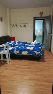 新山Polo Park Resort Condominium的一间卧室配有一张带蓝色棉被和牛的床铺。