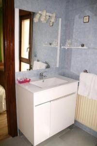 Anguiano法尔达纹纳多斯酒店及餐厅的浴室设有白色水槽和镜子