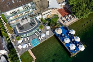赫尔吉斯维尔皮拉图斯斯酒店的享有大厦空中美景,设有游泳池