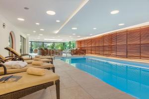 普范德斯Das Lafairs的游泳池,设有几间休息室和一个游泳池