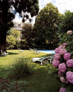 博尔扎诺格雷夫酒店的公园里设有游泳池,还有一些粉红色的花朵
