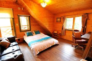 猪苗代町Log sweet Villa YU.CABIN / Vacation STAY 5351的小木屋内一间卧室,配有一张床
