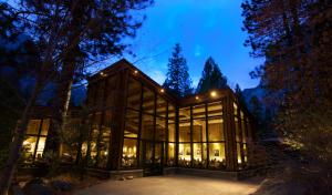 优胜美地村Yosemite Valley Lodge的夜晚树林里的玻璃房子