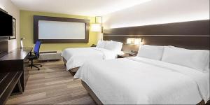 格林维尔Holiday Inn Express & Suites - Greenville - Taylors, an IHG Hotel的酒店客房设有两张床和一台平面电视。