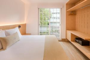 墨西哥城Reforma Guest House的卧室设有一张白色大床和一扇窗户。