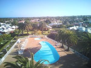 马斯帕洛马斯Bungalows Los Melocotones的享有度假村游泳池的顶部景致