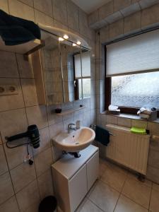杜塞尔多夫R&A Lambertz的一间带水槽和镜子的浴室