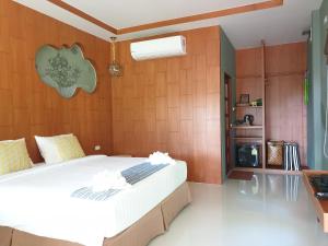 奈岛牙岛天堂海滩度假村的一间卧室,卧室内配有一张大床