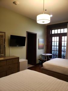 温泉城Hotel Hale的一间卧室配有两张床和一台平面电视