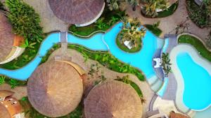 科洛里Balafon Beach Resort的享有度假村游泳池的空中景致