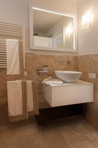 费拉约港巴亚比央卡度假村的浴室配有盥洗盆、镜子和毛巾
