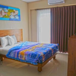 金巴兰Brielle guest house的一间卧室设有一张床和一个大窗户