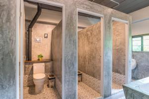 奥南海滩萨尼姆旅舍的一间带卫生间和水槽的浴室