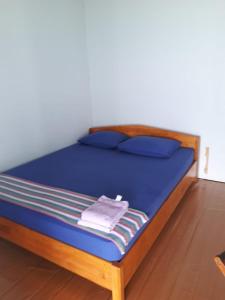 卡里蒙贾瓦阿斯利卡里姆尼亚瓦新小屋酒店的一张带蓝色床单和蓝色枕头的床