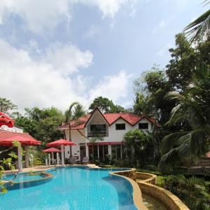 象岛顶级度假酒店的一座带房子的度假游泳池
