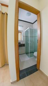 瓜拉廷格塔洛河大马酒店的一间带玻璃淋浴和卫生间的浴室