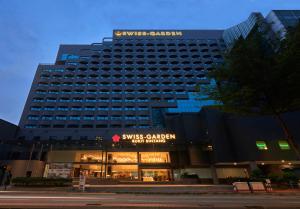 吉隆坡Swiss-Garden Hotel Bukit Bintang Kuala Lumpur的上面有标志的建筑