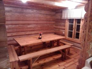 KolodavitsaHundi Holiday House的中间设有一张桌子的木制桑拿浴室