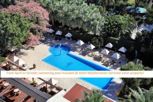 索伦托索伦托M套房酒店的享有度假村游泳池的顶部景致