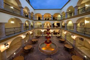 马萨特兰Las Villas Hotel & Golf By Estrella del Mar的一个带喷泉和桌椅的空大堂