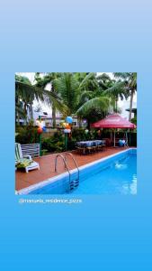 拉各斯曼努埃拉住宿酒店的一个带桌椅的度假村游泳池