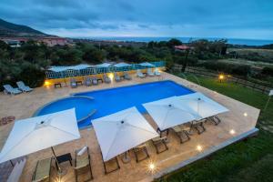 瓦雷多利亚阿巴依达酒店的享有带遮阳伞的游泳池的顶部景致