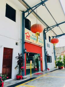 马六甲Fairway Hotel的一间快餐店,上面挂着橙色灯笼