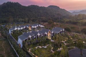 慕斯大瑶岛拉巴里斯酒店的享有度假胜地的空中景致,以山脉为背景