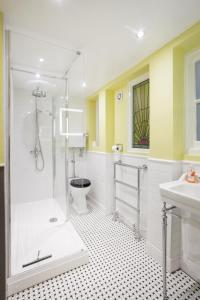Sea-facing Art Deco Apartment的一间浴室