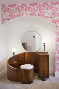 布莱顿霍夫Sea-facing Art Deco Apartment的一间带木制浴缸及镜子的浴室