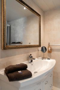 阿珀尔多伦CENTRUM-MARIASTRAAT-APELDOORN的浴室设有白色水槽和镜子