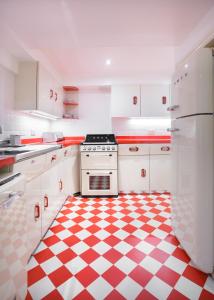 布莱顿霍夫Sea-facing Art Deco Apartment的铺有红色和白色格子地板的厨房