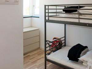 罗莫柯克比Four-Bedroom Holiday home in Rømø 11的一间客房内带双层床的步入式衣柜