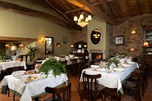 圣地亚哥－德孔波斯特拉托雷布兰卡旅馆的用餐室配有带白色桌布的桌子