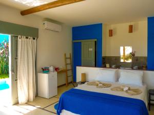 福廷Pousada Recanto Beija-Flor Kitesurf的一间拥有蓝色墙壁和一张大床的卧室