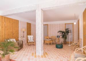 坎皮卡福特Moll Petit Apartments - Turismo de Interior的客厅配有沙发和桌子